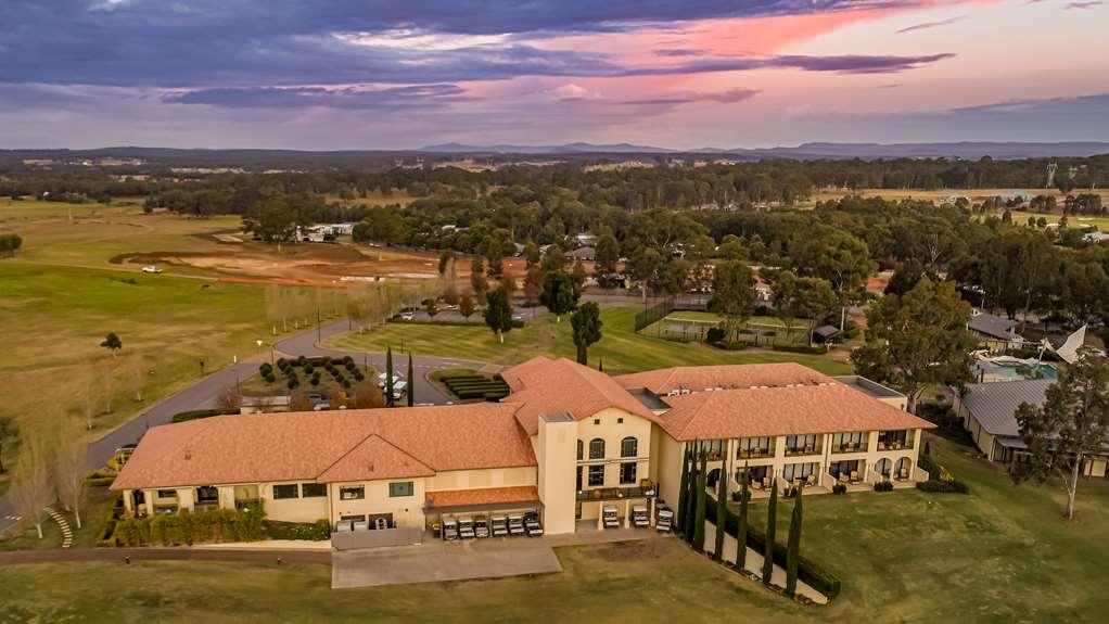 Chateau Elan At The Vintage Pokolbin Kültér fotó Aerial view of the clubhouse at the Wagga Wagga Golf Club