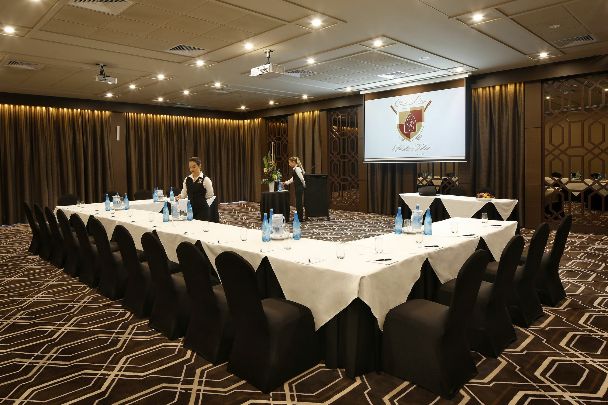 Chateau Elan At The Vintage Pokolbin Kültér fotó A meeting room at the Crown Towers