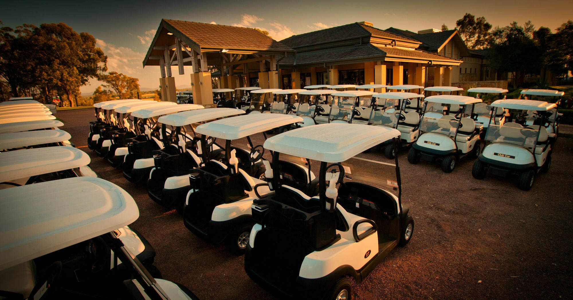 Chateau Elan At The Vintage Pokolbin Kültér fotó Golf carts at a golf course